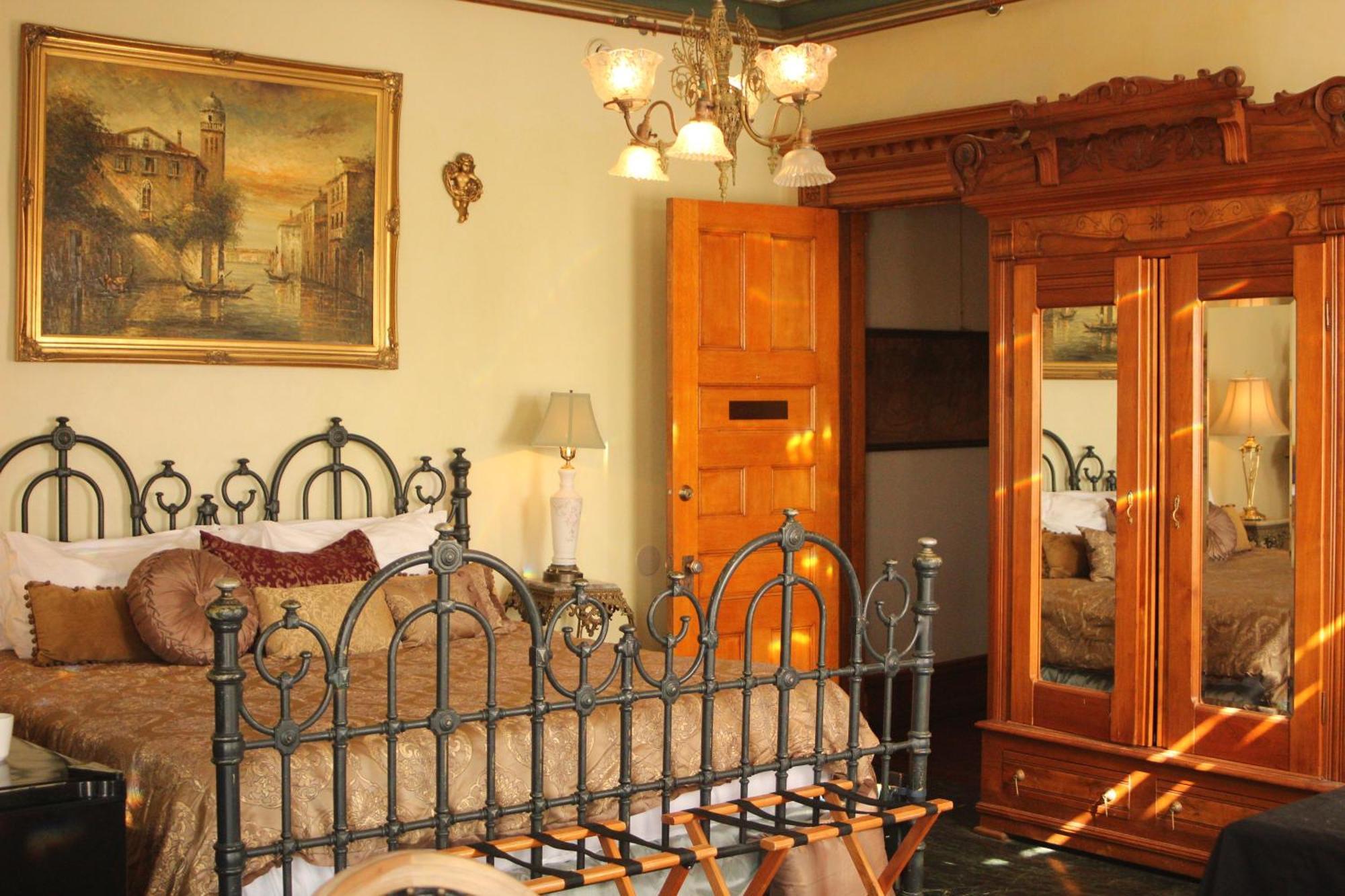 Henderson Castle Inn Каламазу Номер фото